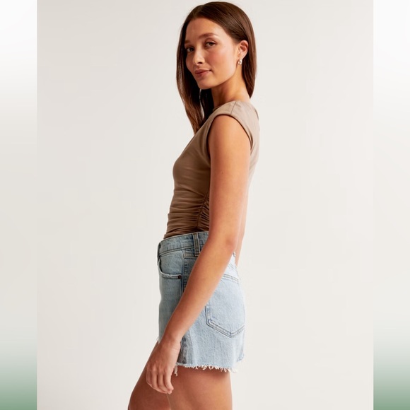 Abercrombie & Fitch The 90’s Straight Ultra High Rise Jean Shorts - Picture 6 of 10